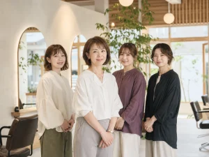 美容サロンの承継を見据える女性オーナーとスタッフ