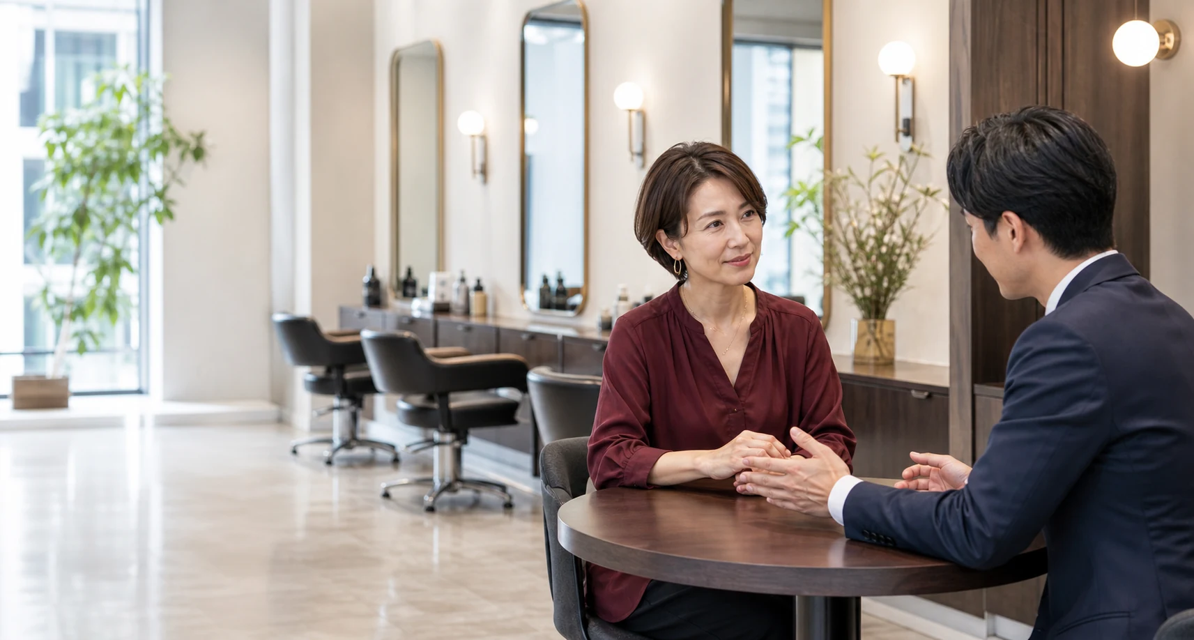 美容サロンの事業承継について相談するオーナーとM&Aアドバイザー
